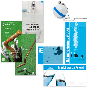 Ein Golfball mit cyanfarbenem Streifen und einer klassischen Waschbeckenstöpsel-Ketten, Einladungskarten mit
verballhornender Fotografie, z. B. ein Ablaufsieb im Golfrasen oder ein zum
Golfschläger gebogenes Kupferrohr