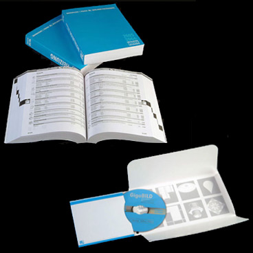 Foto von 3 dicken
Softcover-Büchern, eins aufgeschlagen mit sichtbarem Daumenregister;
CD mit Papp-Faltverpackung, innen eingedruckte Symbole