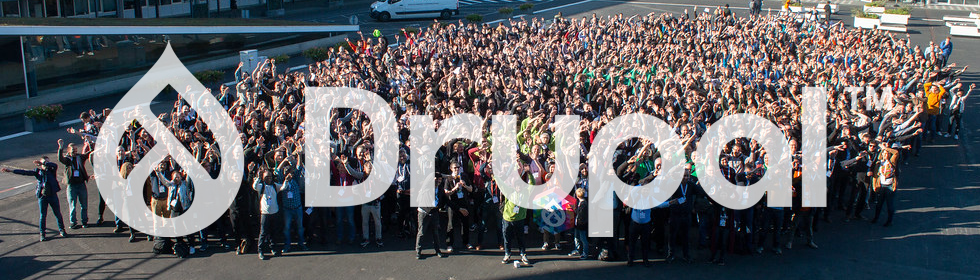 Drupal-Logo vor Konferenz-Gruppenfoto